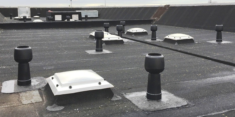 A flat roof with ample ventilation