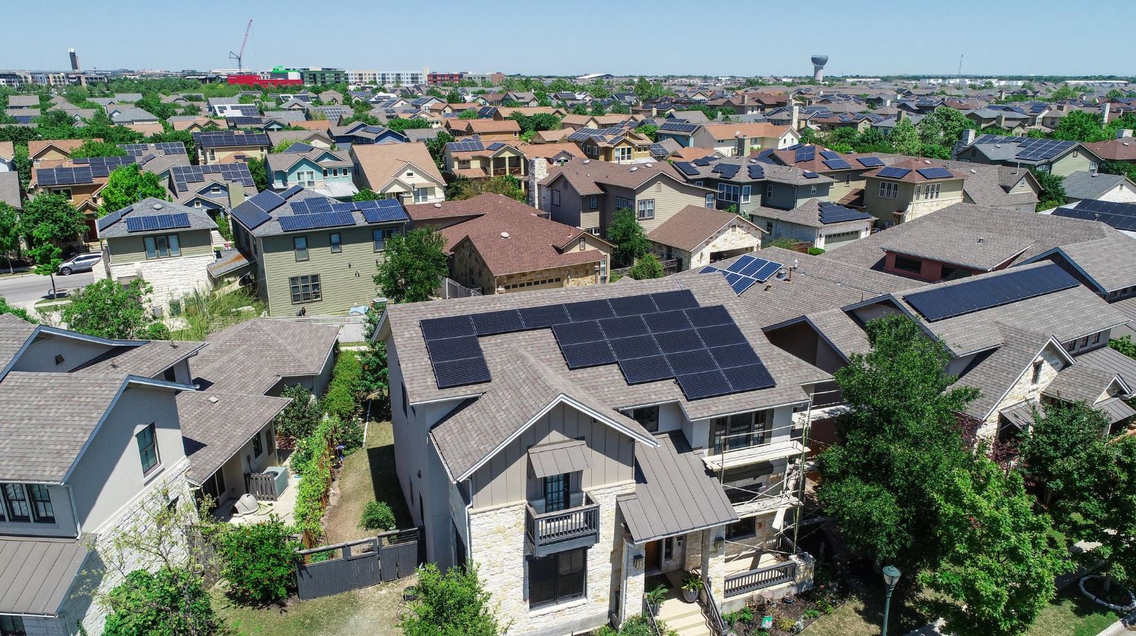 Homes in Texas with solar panels 